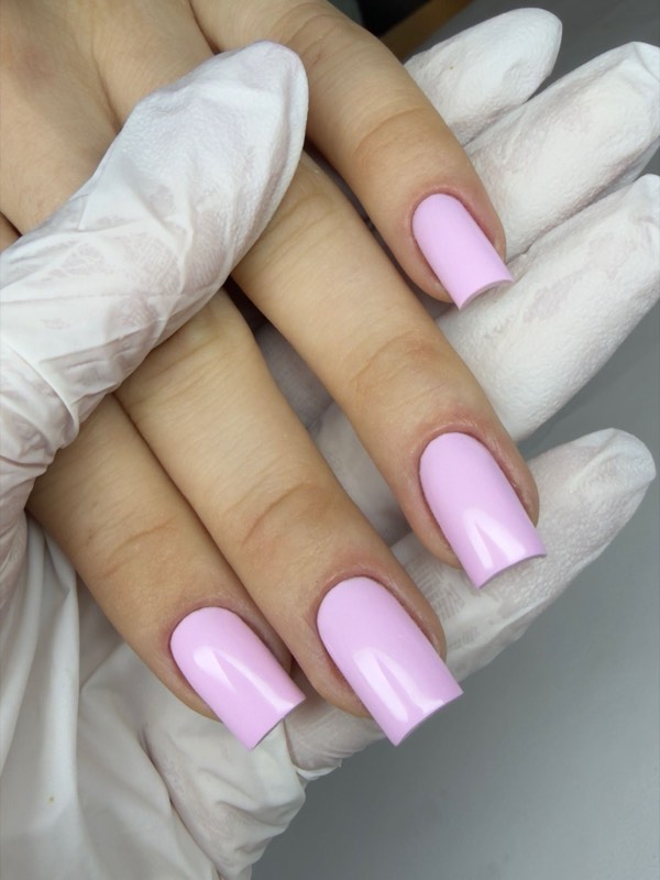 Delikatny liliowy manicure