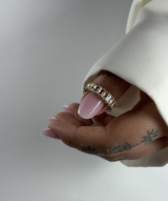 Manicure z biżuterią