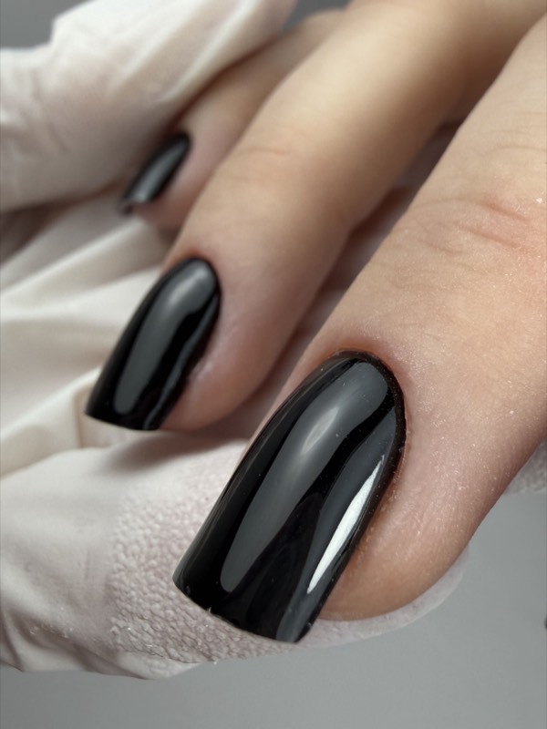 Czarny manicure