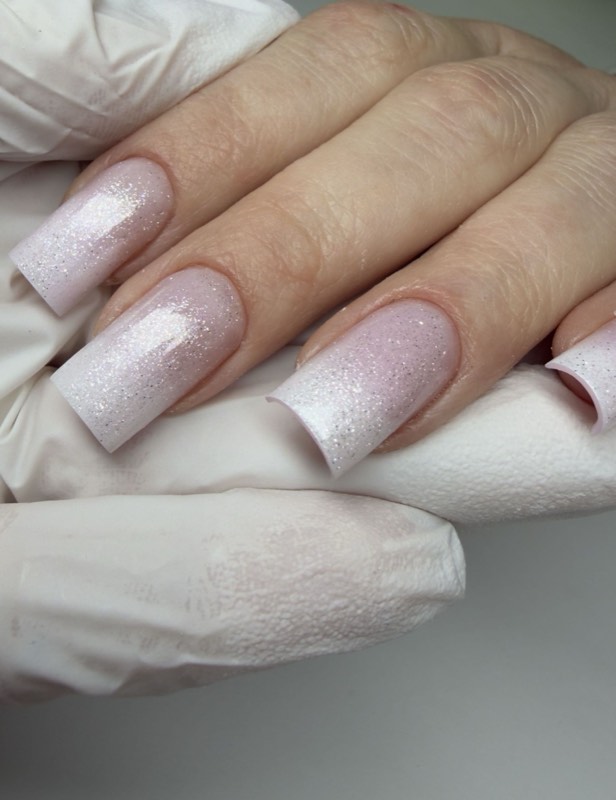Manicure z brokatowym ombre