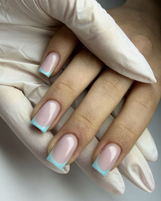 French manicure z kolorowym zdobieniem